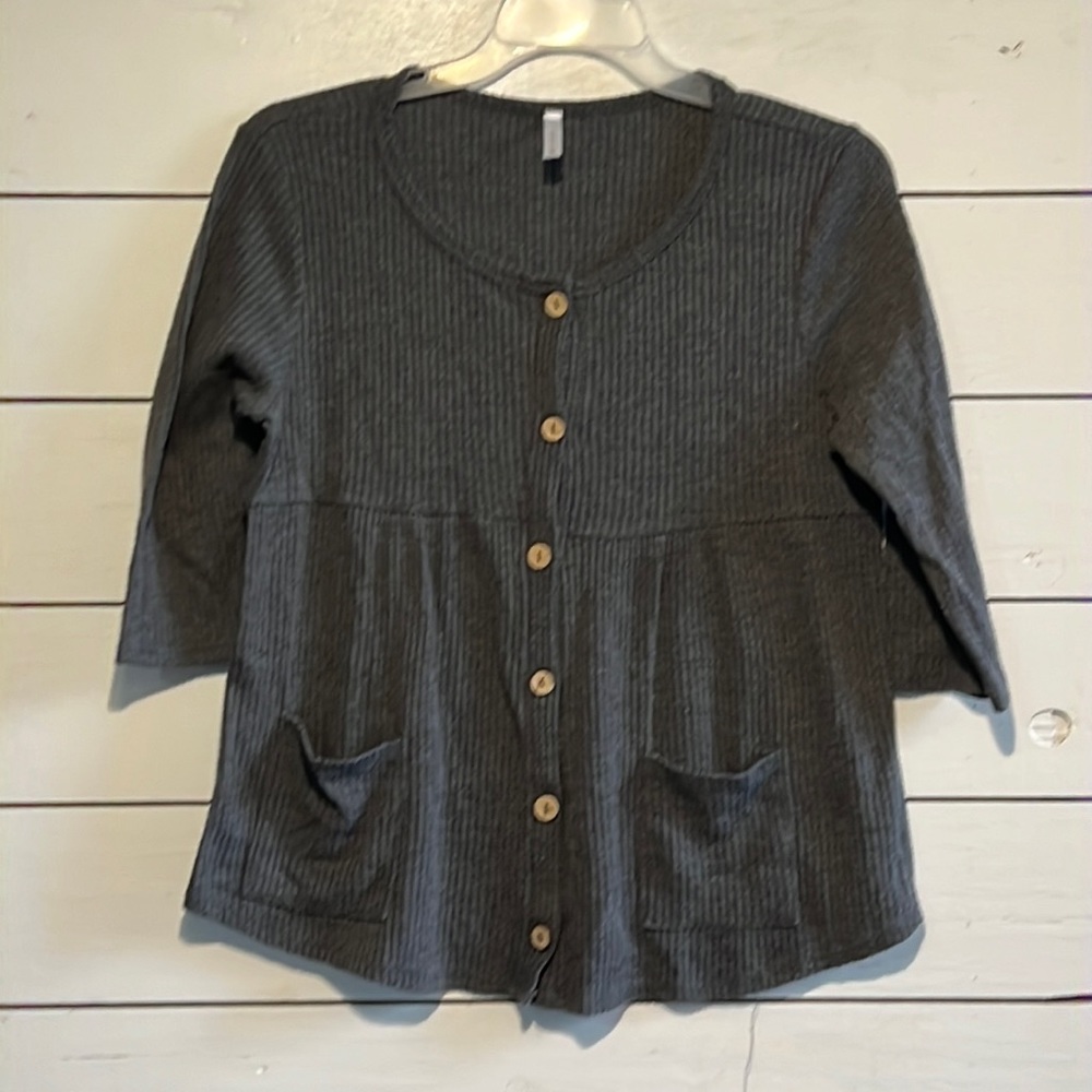 Womens top. 3/4 sleeve by good day. Button up with pockets.